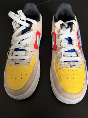 Nike Low-Top Sneakers in Black, White, Yellow, Blue